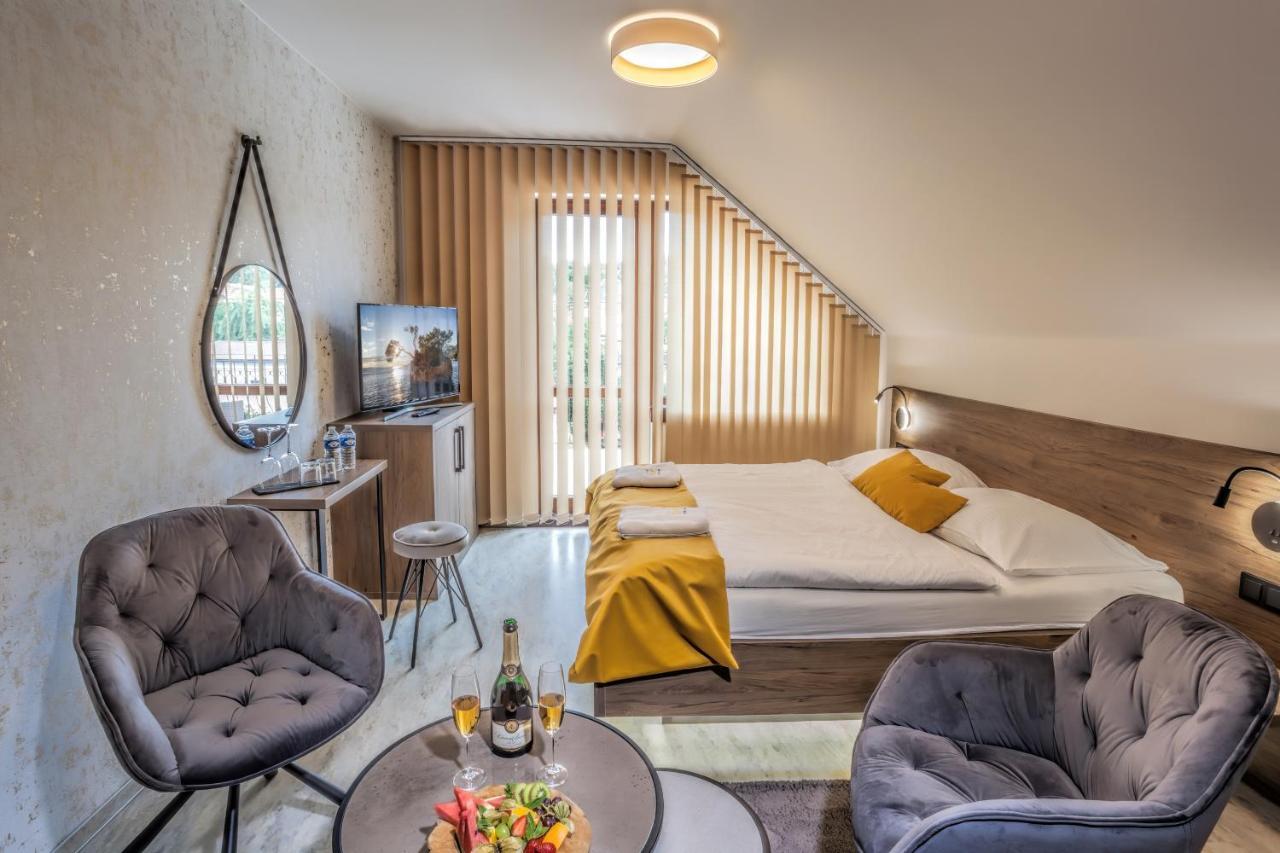 Hotel Beta Бженец Екстериор снимка