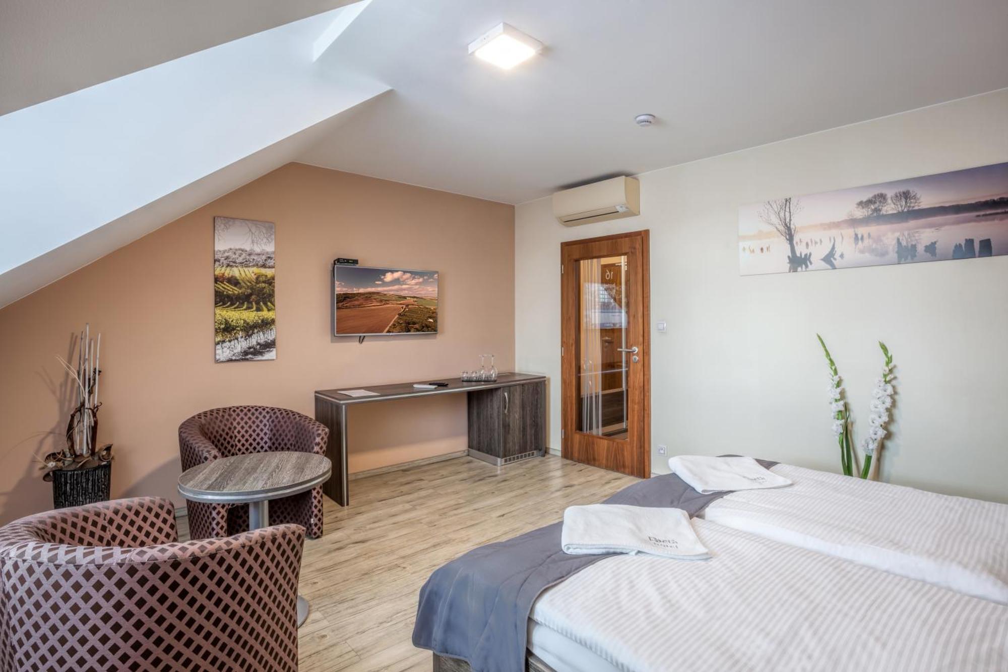 Hotel Beta Бженец Екстериор снимка