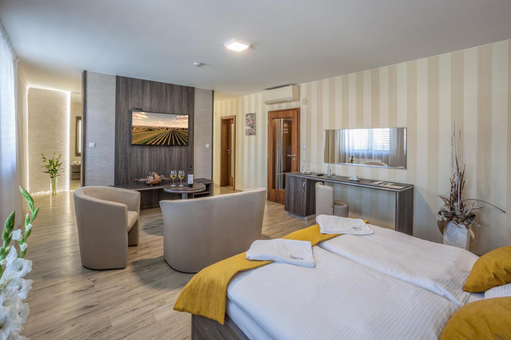 Hotel Beta Бженец Екстериор снимка