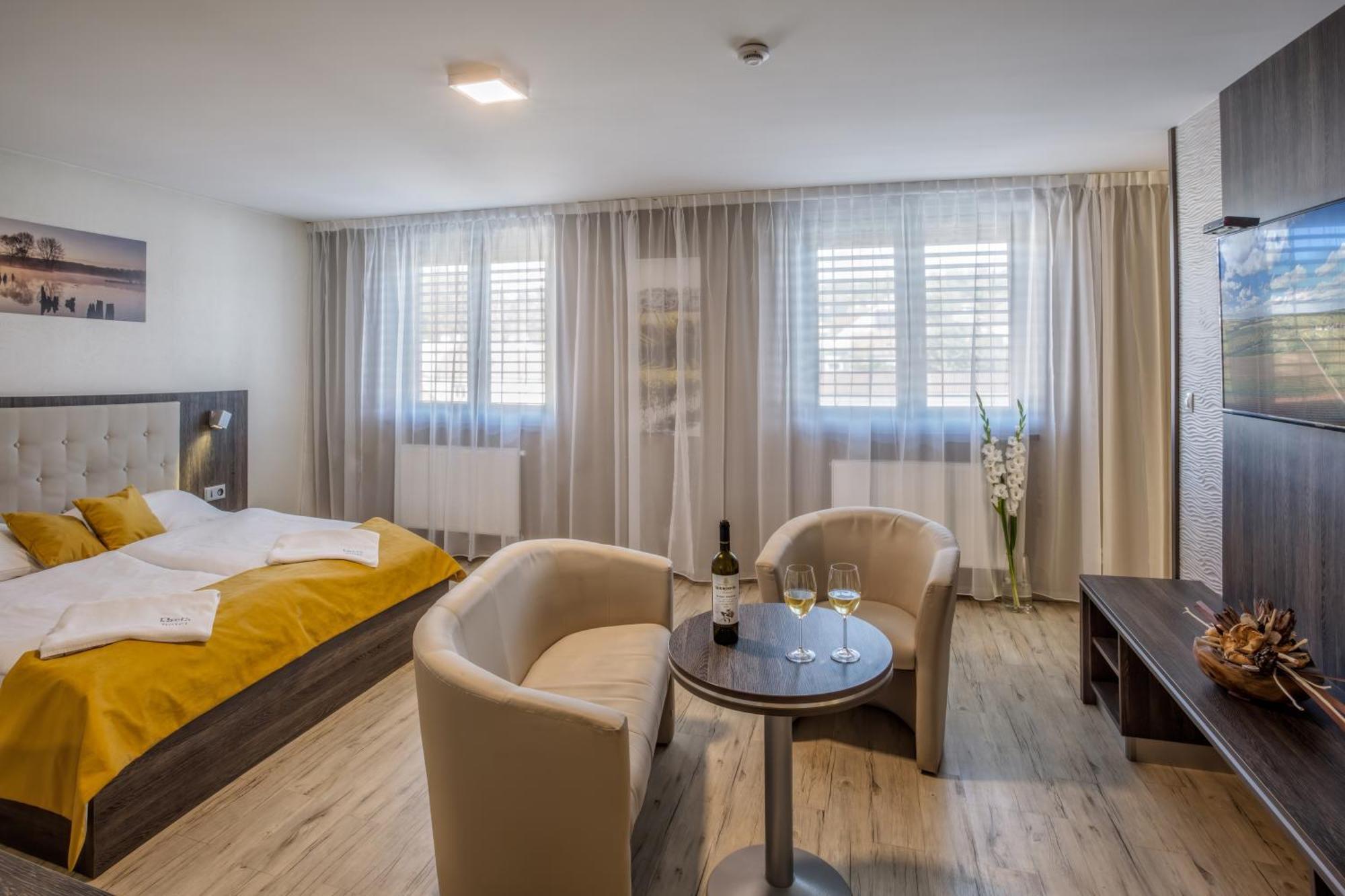 Hotel Beta Бженец Екстериор снимка