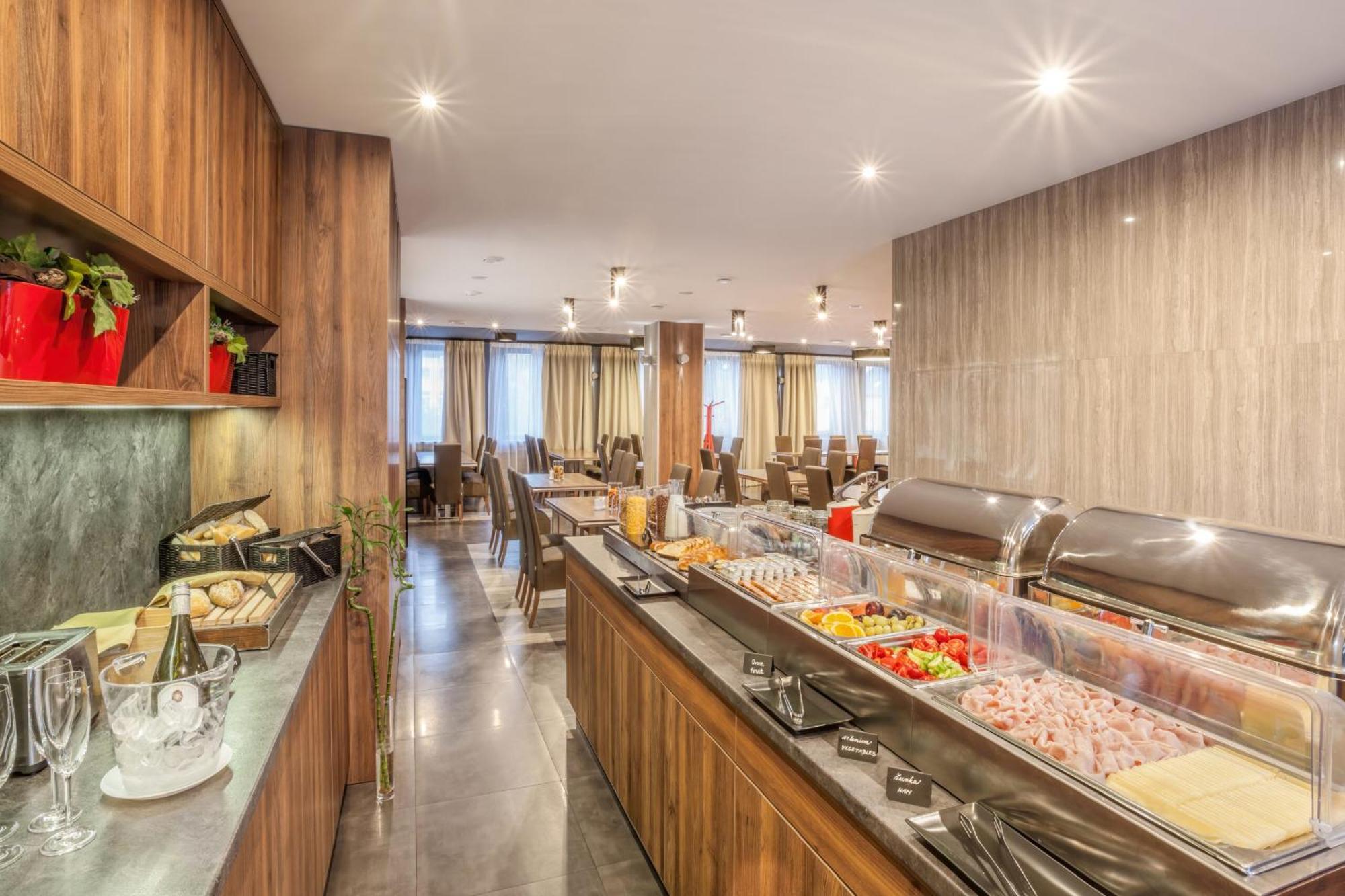 Hotel Beta Бженец Екстериор снимка